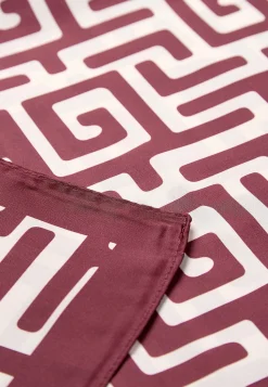 Soyaconcept Scarf i mönstrad satäng Mörkröd/Mönstrad Clearance