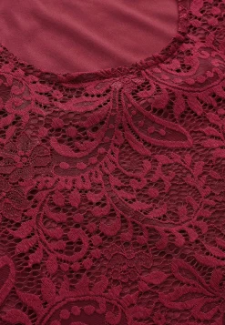 Cellbes of Sweden Spetstopp med trumpetärm Vinröd