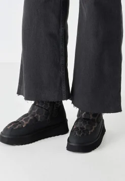 Tamaris Varmfodrad vinterkänga med leopardtryck Svart / Leopard Hot