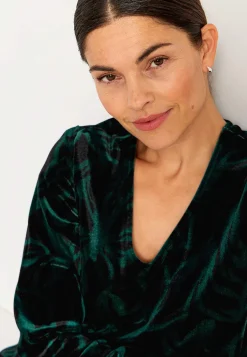 Cellbes of Sweden V-ringad sammetsklänning Mörkgrön / Mönstrad Sale